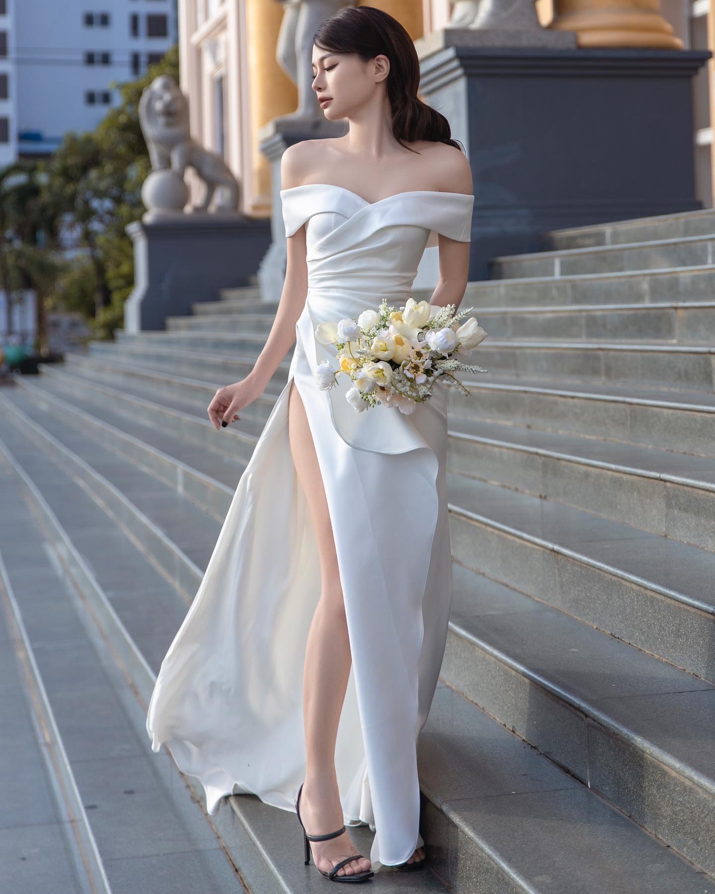 Váy cưới tay dài ren lưới đính kết ở cổ và ngực kết hợp vải lụa xòe lớn  (PDPL-L13) – M.O.T Bridal – For Love, For Life
